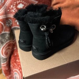 NWOT- Black Mini Uggs w/ Rhinestone pin accessory
